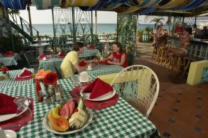 尼格瑞尔传奇海滩度假酒店的两人坐在餐厅桌子旁