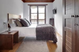 巴奎伊拉-贝莱特Val de Ruda Luxe 21 by FeelFree Rentals的白色的卧室设有床和窗户