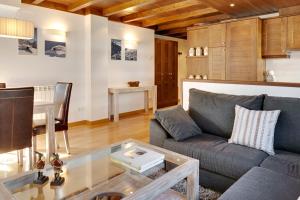 巴奎伊拉-贝莱特Val de Ruda Luxe 21 by FeelFree Rentals的客厅配有沙发和桌子