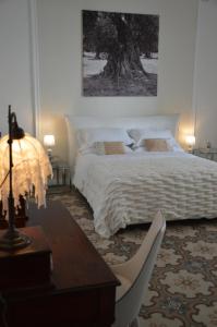 切萨雷奥港L'Angulus Ridet的一间卧室配有一张床和一张带台灯的桌子