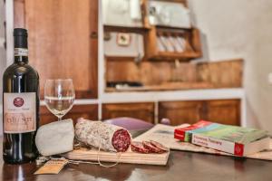 佩尔吉内-瓦尔达诺La Miccia的一瓶葡萄酒和一张桌子上的一杯
