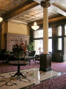 戴德伍德富兰克林历史酒店的大楼内带柱子和桌子的大堂