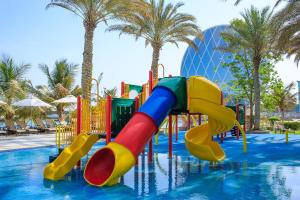 阿布扎比爱尔拉哈海滩酒店的棕榈树泳池的水滑梯