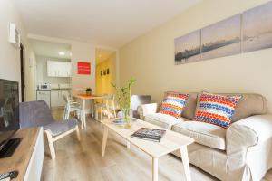 略夫雷加特河畔奥斯皮塔莱特靠近诺坎普球场和费拉巴塞罗那全新公寓的客厅配有沙发和桌子