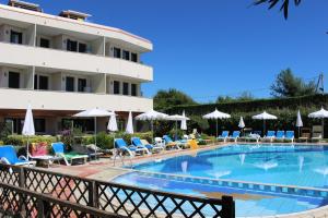 卡瓦利诺欧洲海滩公寓的酒店设有带椅子和遮阳伞的游泳池