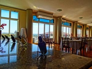佩内杜圣弗朗西斯科酒店的用餐室设有桌椅和窗户。