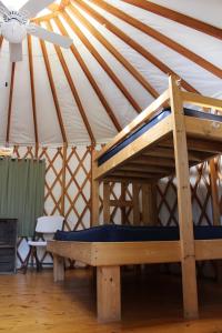 斯特金贝Tranquil Timbers Yurt 3的圆顶帐篷内的木床