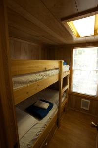 Douglas CenterArrowhead Camping Resort Deluxe Cabin 4的小屋设有两张双层床,配有窗户