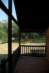 Douglas CenterArrowhead Camping Resort Loft Cabin 22的门廊上设有屏风,享有公园景色