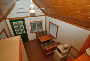 Douglas CenterArrowhead Camping Resort Loft Cabin 22的小屋内客厅的顶部景色