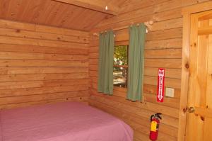斯特金贝特朗奎尔11号假日公园的小木屋设有床和窗户
