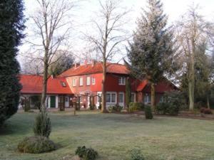 索尔陶Gästehaus Heidehof的红色屋顶的大型红色房屋