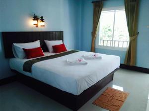高兰赞赞公寓的卧室配有带红色枕头的大型白色床