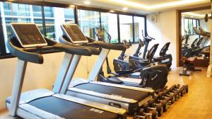 Thung Song麦特罗SPA酒店的健身房的一排有氧运动器材