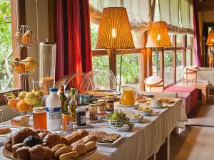 仕格莱卡萨玛斯普旅馆的长桌,上面有食物和面包
