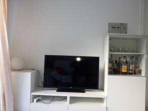 波尔托辛Apartamento Portosín的白色娱乐中心的平面电视