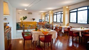 利沃诺波士顿酒店的餐厅设有2张桌子和椅子以及窗户。
