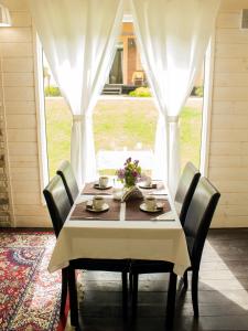 巴德霍夫斯基库佩莱Villa Zora的餐桌、椅子和白色桌布