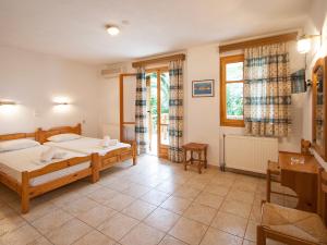 斯基亚索斯镇LAURA Skiathos的一间卧室设有两张床和窗户。