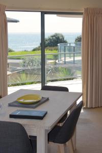 芒格努伊山礁石海滨公寓的一张餐桌,享有海景