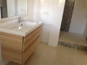 马林迪Ripasso Apartments的一间带水槽和淋浴的浴室