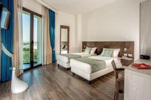 巴兰扎泰Phi Hotel Milano的酒店客房设有两张床和一张桌子。