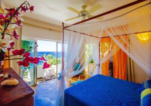 英吉利港Dolcevita Cliff Private Resort by KlabHouse - Adults Only的一间卧室设有一张天蓬床,享有海景