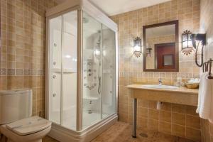 Honrubia莫亚酒店的带淋浴、卫生间和盥洗盆的浴室