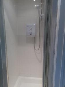 米尔顿凯恩斯卡特斯旅馆 的带淋浴的浴室