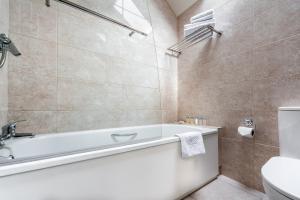 阿克洛伍德布里奇酒店的带浴缸和卫生间的浴室。