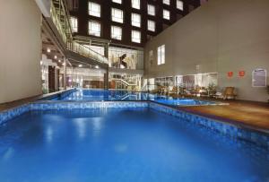 万隆ASTON Pasteur的大楼内一个蓝色的大型游泳池