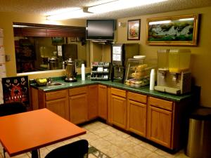 斯蒂尔沃特HWY Express Inn & Suites的餐厅厨房配有带食物的台面