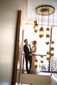 塞尔丘克圣约翰酒店的站在镜子前的楼梯上的新娘和新郎