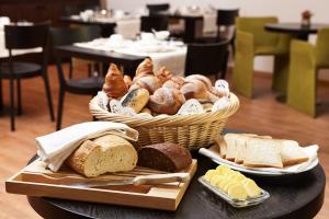 巴塞尔斯坦恩斯坎泽城市酒店的一张桌子,上面放着一篮面包和其他食物
