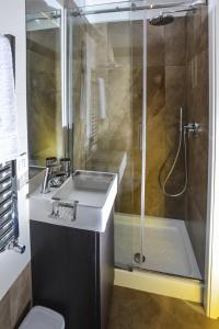 那不勒斯Click&Sleep Fuorigrotta的带淋浴、盥洗盆和卫生间的浴室