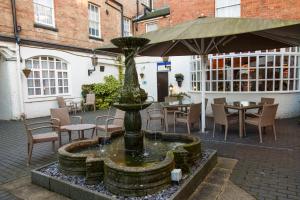 Best Western Lichfield City Centre The George Hotel酒廊或酒吧区