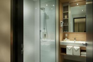 拉瓦尔Motel Idéal Ste-Rose的带淋浴和盥洗盆的浴室