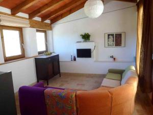 贝纳马奥马Casa Rural El Aljibe的带沙发和电视的客厅