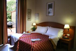 德尔缪斯酒店客房内的一张或多张床位