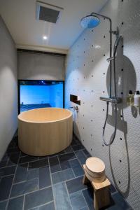 京都京都安迪鲁酒店的浴室配有浴缸、淋浴和卫生间