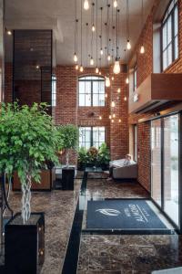 格但斯克HOTEL ALMOND BUSINESS & SPA BY GRANO Gdańsk的大厅,在大楼里放着盆栽植物