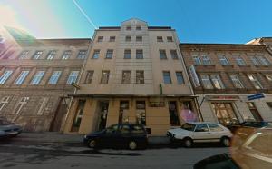 克拉科夫阿勒夫酒店的两辆汽车停在大楼前
