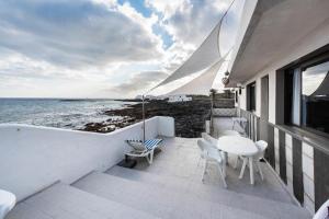 科斯塔特吉塞Villa Caracoles的一个带桌椅的海景阳台