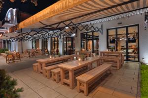 奥斯赛拜-屈隆斯博恩库伦斯伯恩最大海滩酒店的一个带木长椅和桌子的餐厅庭院