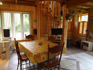 朗斯圣让Chalet Saint-Thomas的小屋内带桌椅的用餐室
