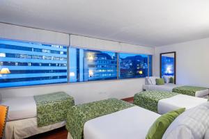 波哥大MS欧什尼亚康福特酒店的酒店客房,设有两张床,享有城市美景。