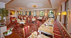 滨湖采尔伯纳酒店的一间在房间内配有桌椅的餐厅