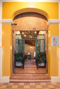 莱昂Hotel La Posada del Doctor的黄色墙的建筑入口
