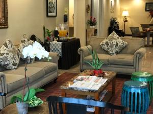阿罕布拉GreenTree Inn & Suites Los Angeles - Alhambra - Pasadena的带沙发和咖啡桌的客厅