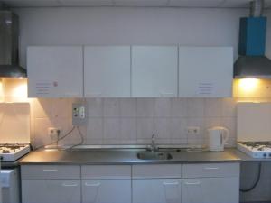 泽芬贝亨泽芬贝亨旅馆的厨房配有白色橱柜和水槽